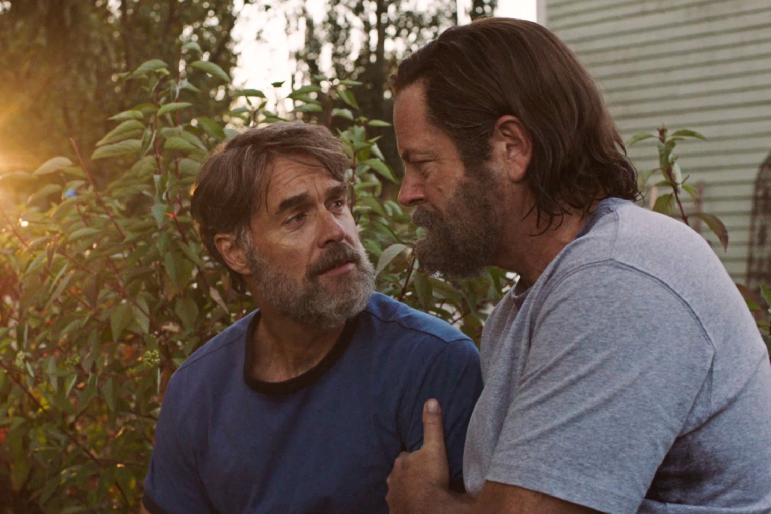 Wątek miłości Billa (Nick Offerman) i Franka (Murray Bartlett) w serialu "The Last of Us" odpalił homofobów.