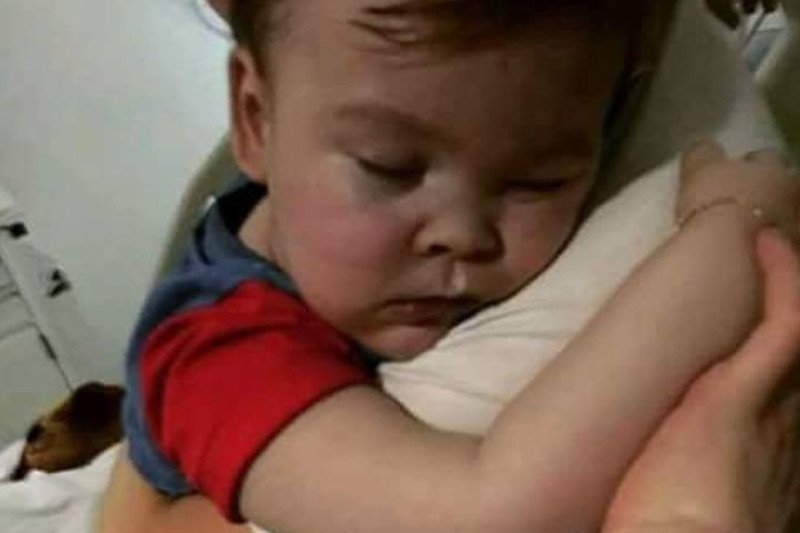 Historią Alfiego Evansa żyje cały świat. Jak chłopiec mógłby być potraktowany w Polsce?