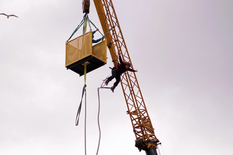 Bywa, że osoby, które skaczą na bungee, nie czytają nawet regulaminu.