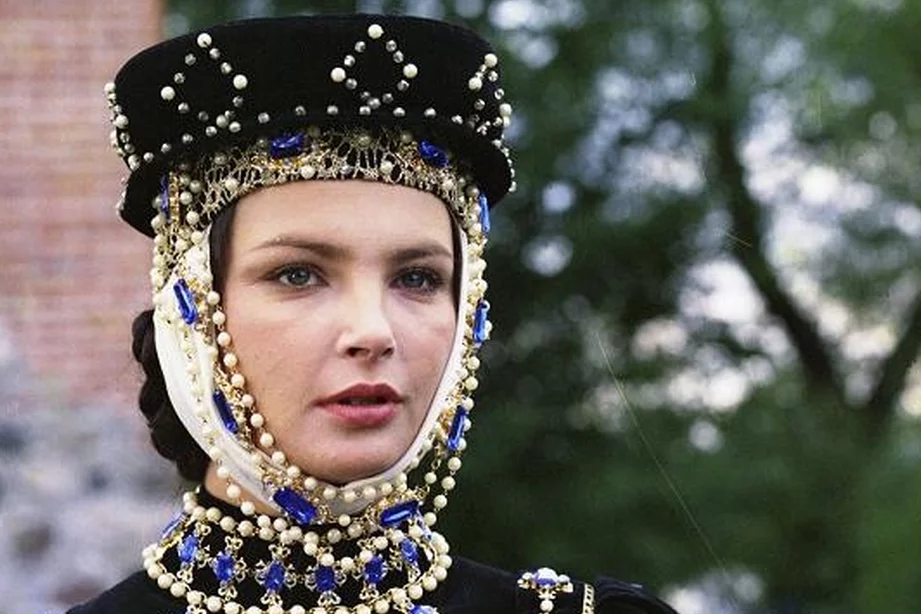 Anna Dymna zagrała w "Królowej Bonie" popularnym serialu z lat 80-tych. Wcieliła się w rolę Barbary Radziwiłł.