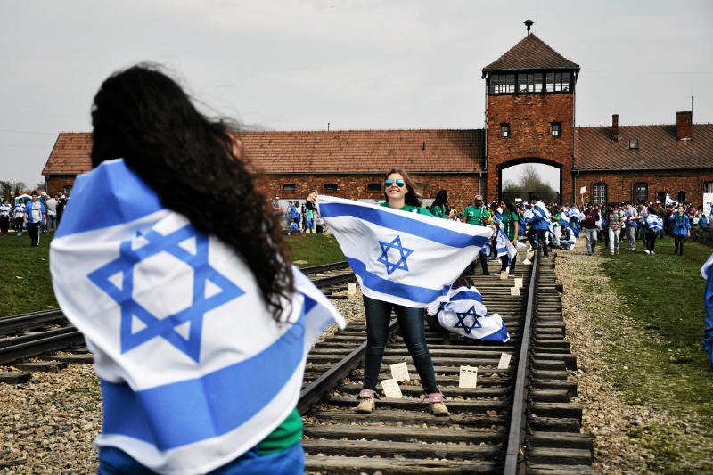Izraelscy turyści są zniesmaczeni zraszaczami.