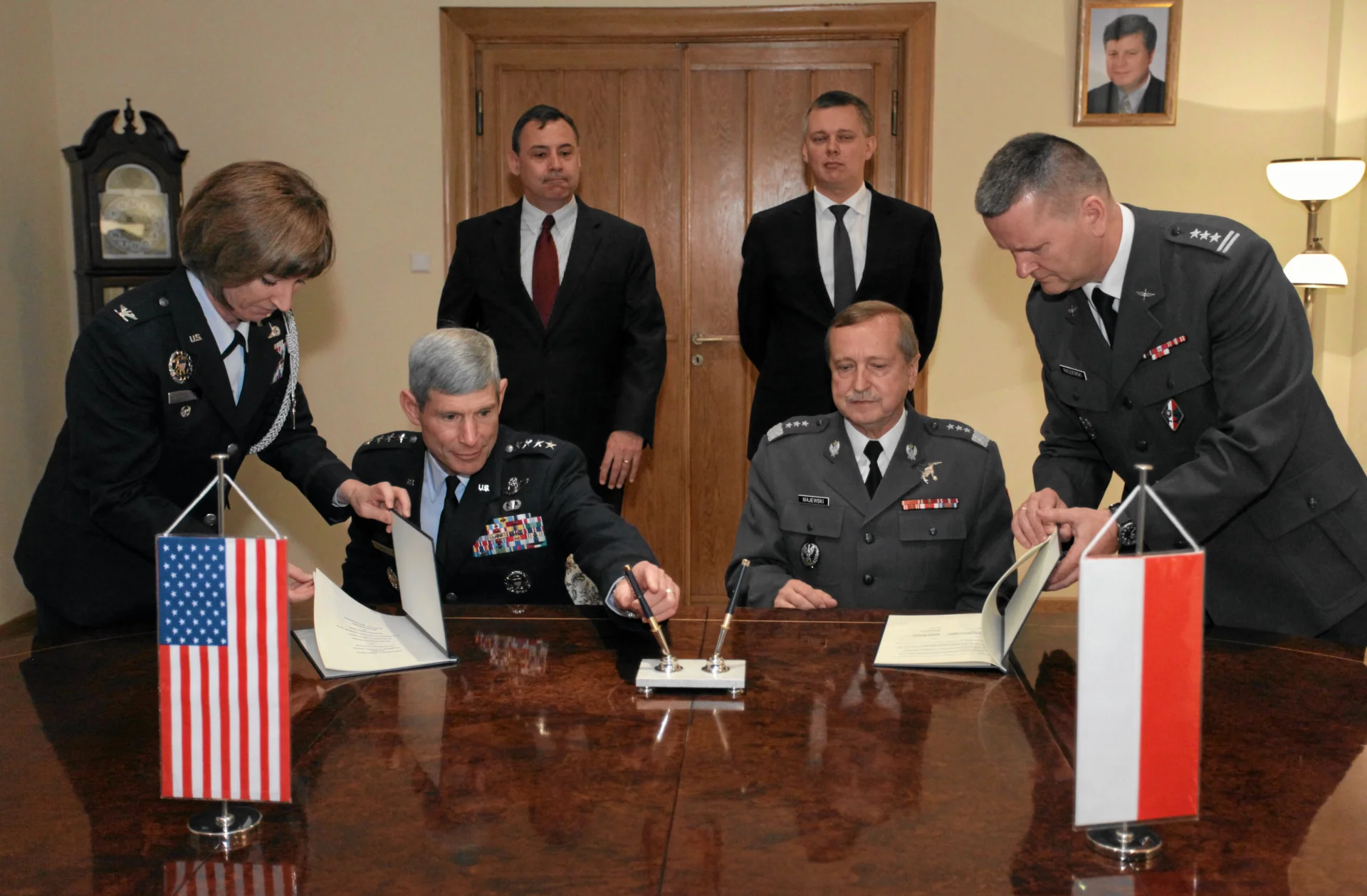 30.05.2012 - Ministerstwo Obrony Narodowej. Dowódcy sił powietrznych Polski i USA w trakcie podpisywania memorandum o porozumieniu między departamentami obrony o wymianie personelu wojskowego. Na ścianie widoczny portret Jerzego Szmajdzińskiego.