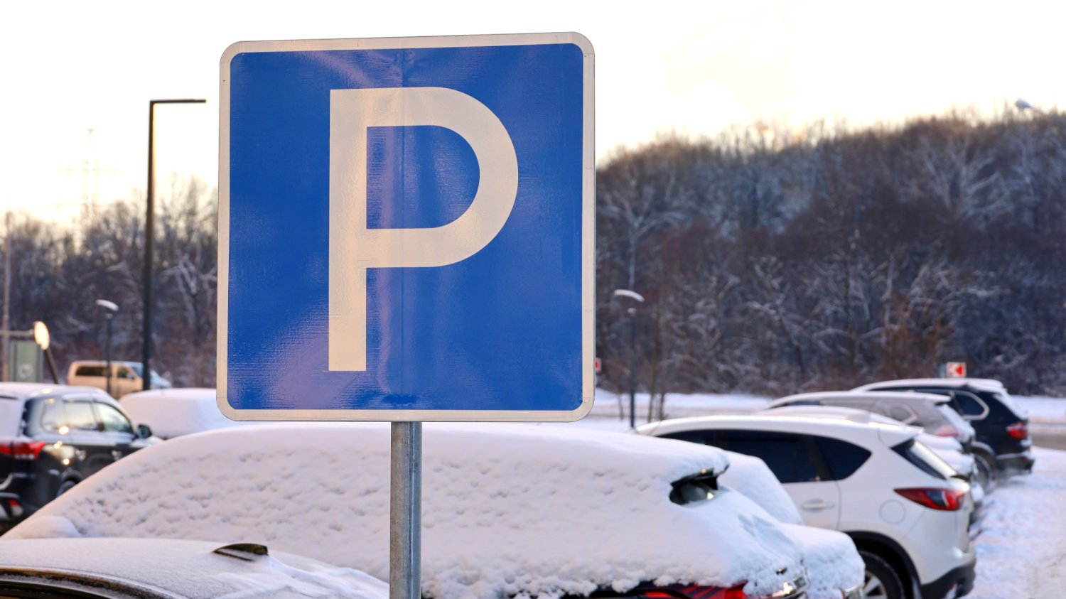 Zasypany śniegiem parking, a ty nie masz miejsca? Co zrobić?