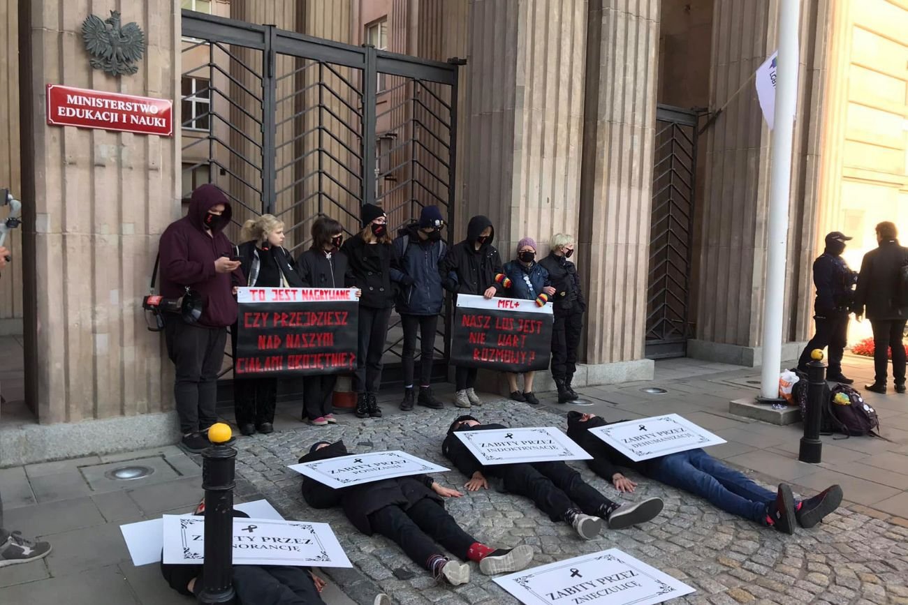 Protest młodzieży przez MEN.