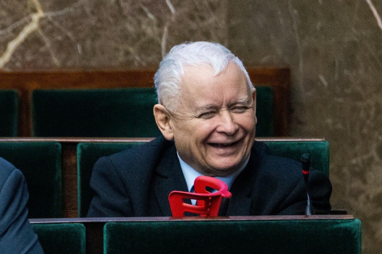 PiS i Konfederacja zyskują poparcie w nowym sondażu.