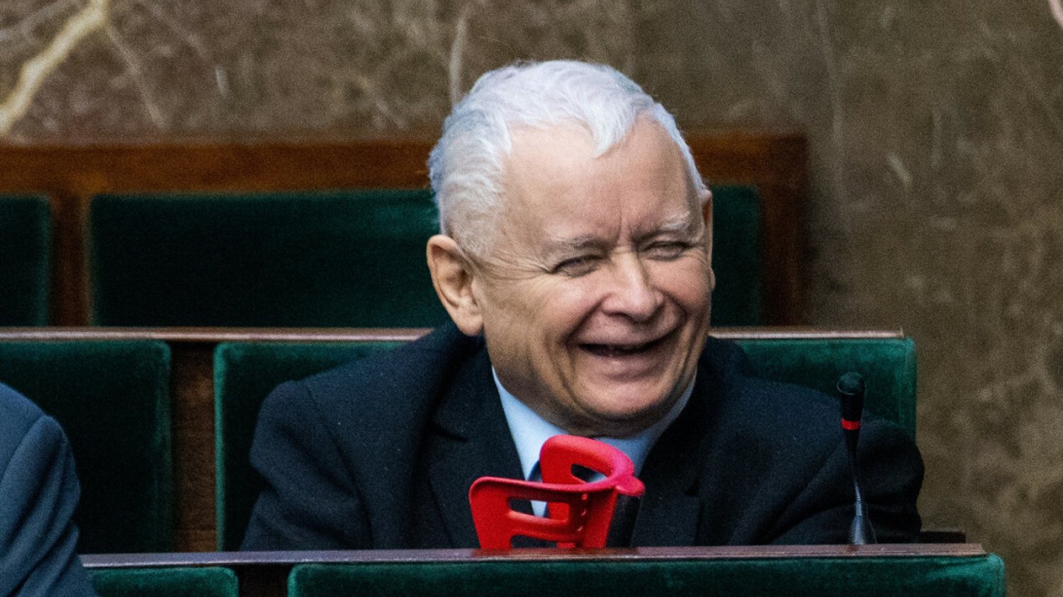 PiS i Konfederacja zyskują poparcie w nowym sondażu.