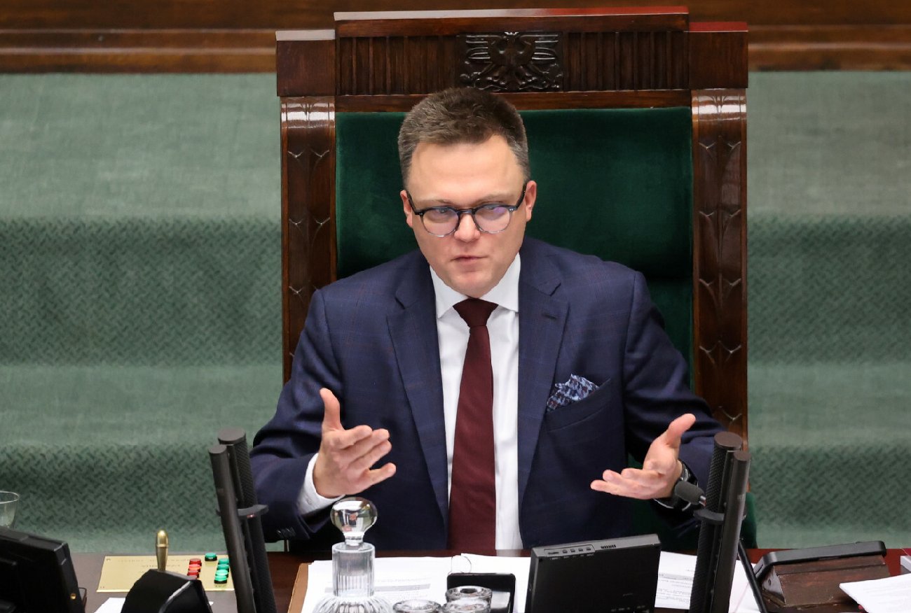 Sejm. Szymon Hołownia nie prowadzi obrad. Zastępuje go Zgorzelski.