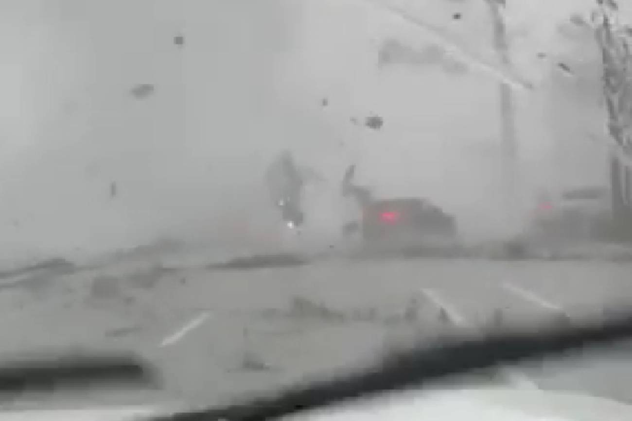 Tornado porwało samochód z kierowcą. Wiatr przekroczył 200 km/h