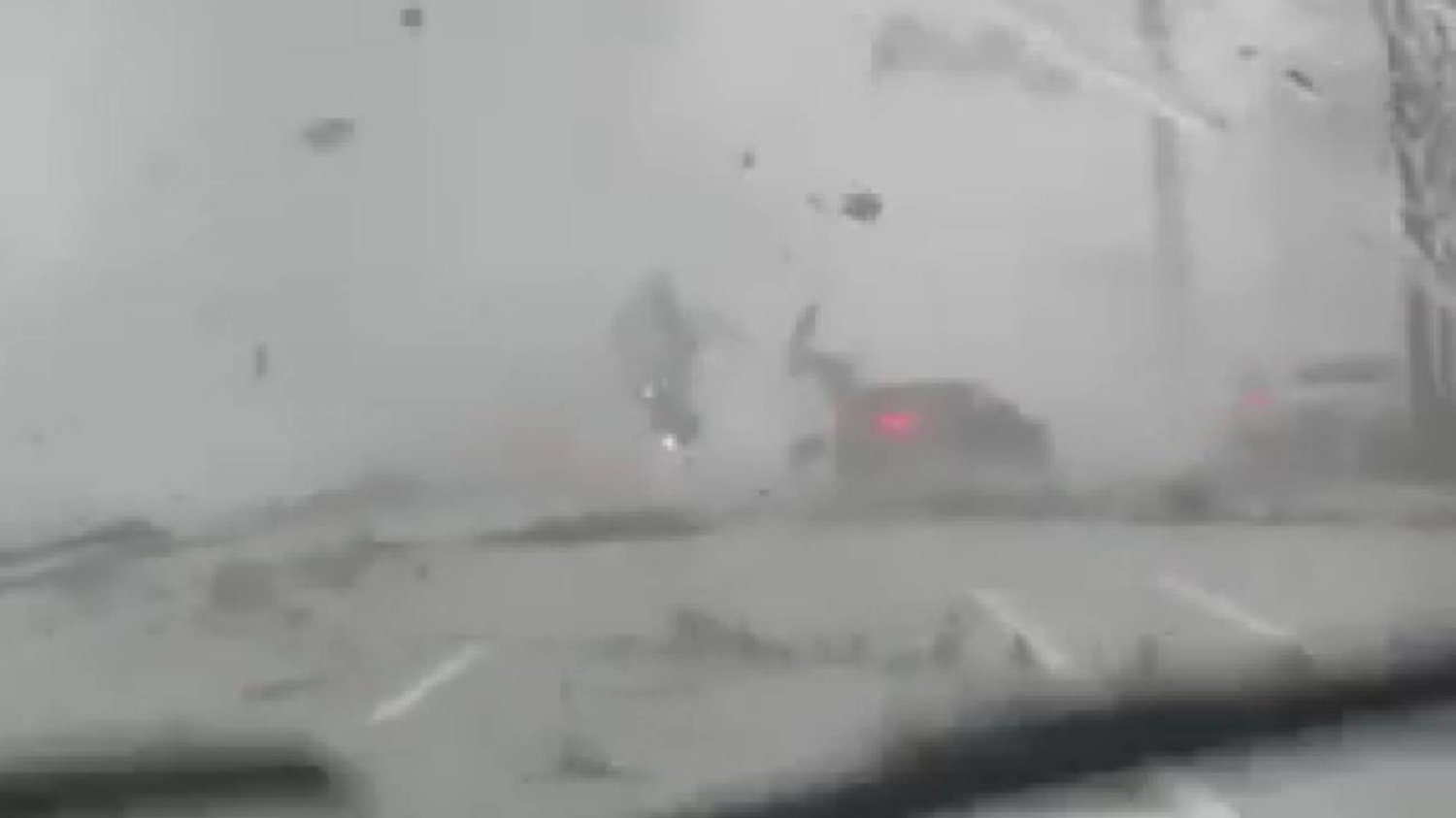 Tornado porwało samochód z kierowcą. Wiatr przekroczył 200 km/h