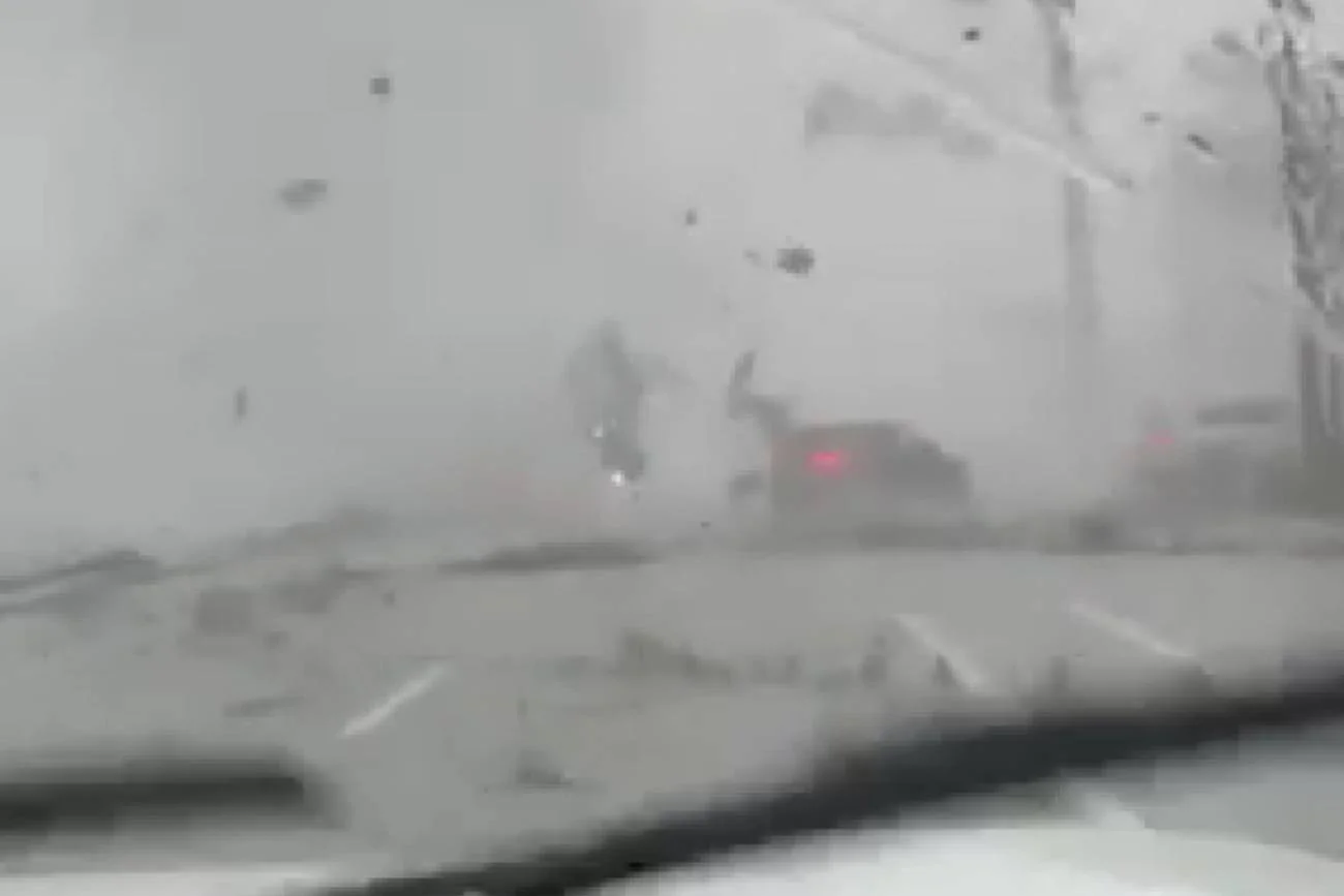 Tornado porwało samochód z kierowcą. Wiatr przekroczył 200 km/h