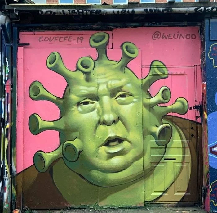 Koronawirus niejedno ma imię. Okazuje się także, że ma niejedną... twarz. Koronawirus jak Trump. Pandemia covid-19. Mural