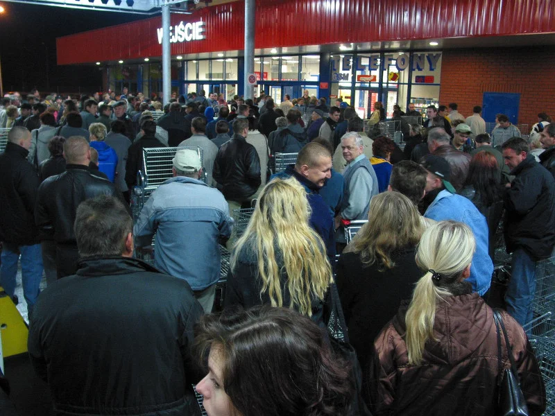 09.10.2002 Opole. Otwarcie hipermarketu Makro o godzinie 5:00 rano. Tłum czekał kilka godzin, aby zrobić zakupy.