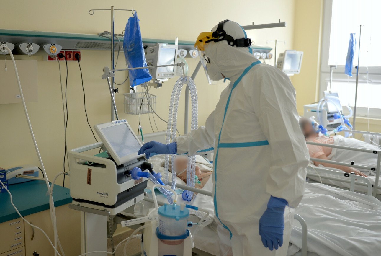 Ile zakażeń koronawirusem w sobotę 23 października 2021? Nowy raport MZ.