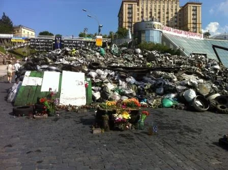 Barykada z kostek brukowych. W tle hotel Ukraina, z którego strzelali snajperzy.