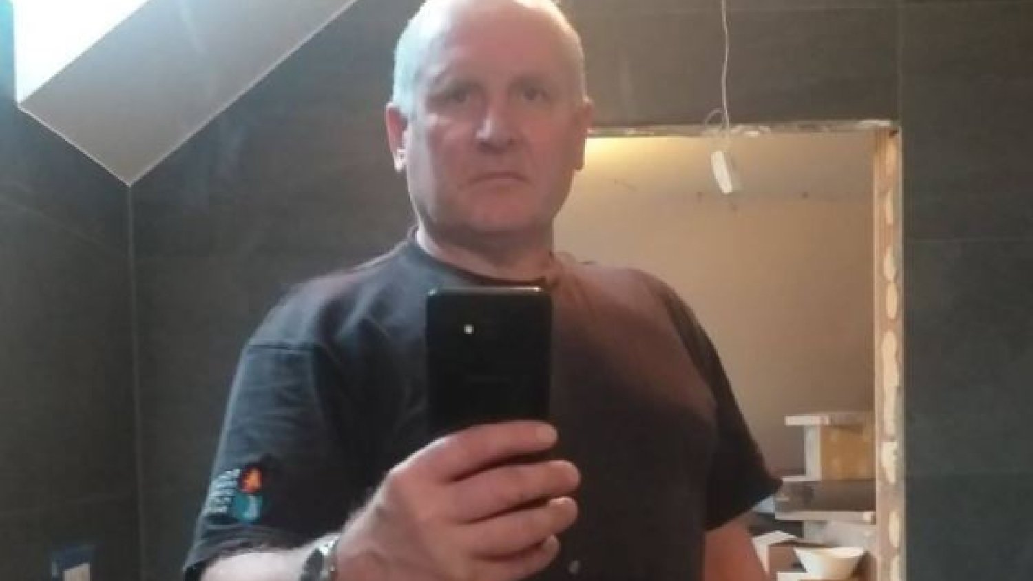 Kuzyn podejrzanego o potrójne zabójstwo w Borowcach przekazał policji nowe informacje o poszukiwanym.