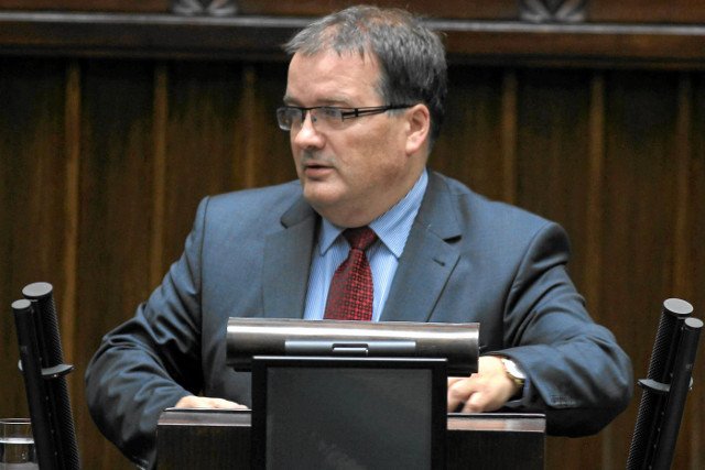 Przedstawiciel Solidarnej Polski jest z wykształcenia prawnikiem. Podczas swojej pracy miał okazję poznać osoby, które były uzależnione od narkotyków.