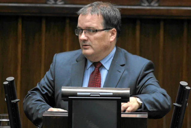 Przedstawiciel Solidarnej Polski jest z wykształcenia prawnikiem. Podczas swojej pracy miał okazję poznać osoby, które były uzależnione od narkotyków.