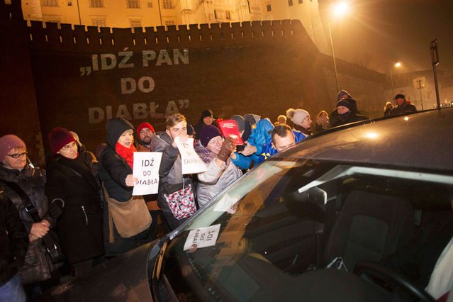 Protestujący pod Wawelem w Krakowie