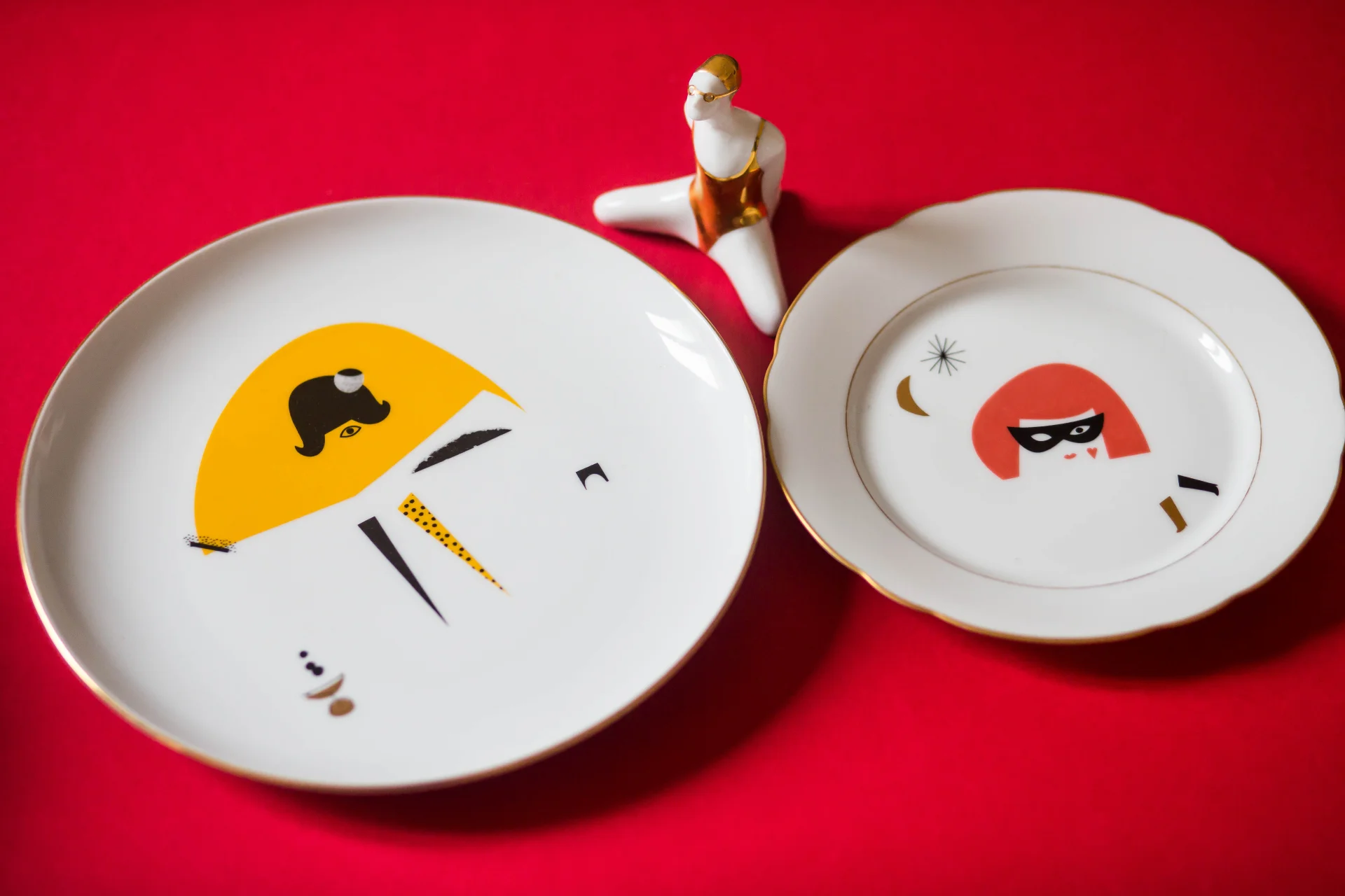 Talerze Look at me plates są utrzymane w podobnej stylistyce i kolorystyce