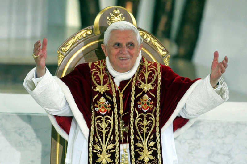 Benedykt XVI podczas swojego pontyfikatu usunął prawie 400 księży za pedofilię i nadużycia seksualne