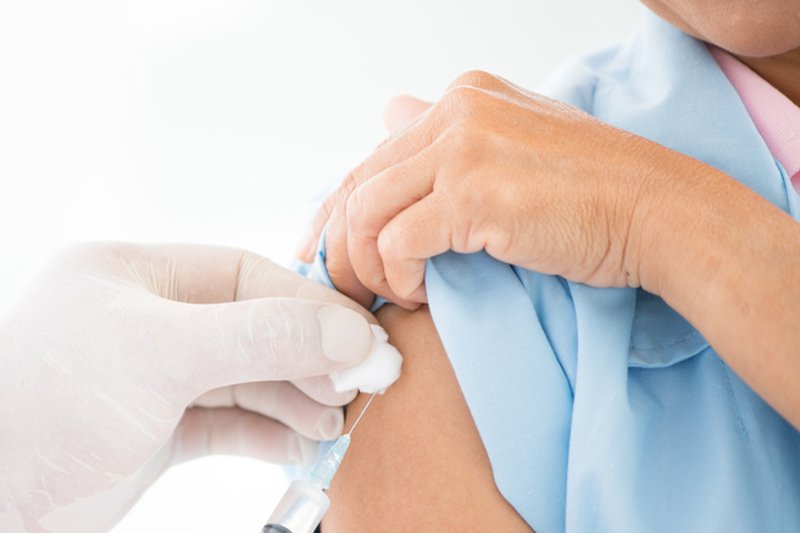 Toczy się spór o to, czy szczepić dorosłych i dzieci.