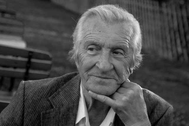 Słynny "Czterdziestolatek" miał zostać pochowany w Skolimowie, dzięki wsparciu rządu, pogrzeb odbędzie się na Powązkach.