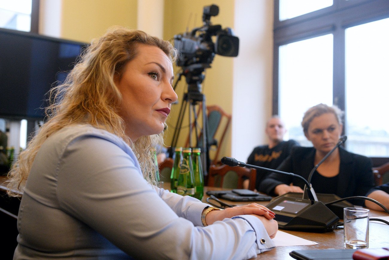 Monika Pawłowska podczas posiedzenia zespołu parlamentarnego ds. równouprawnienia osób LGBT. Wówczas jeszcze posłanka Lewicy (21.11.2019). Niespełna dwa lata później będzie już klaskać na stojąco premierowi rządu PiS.