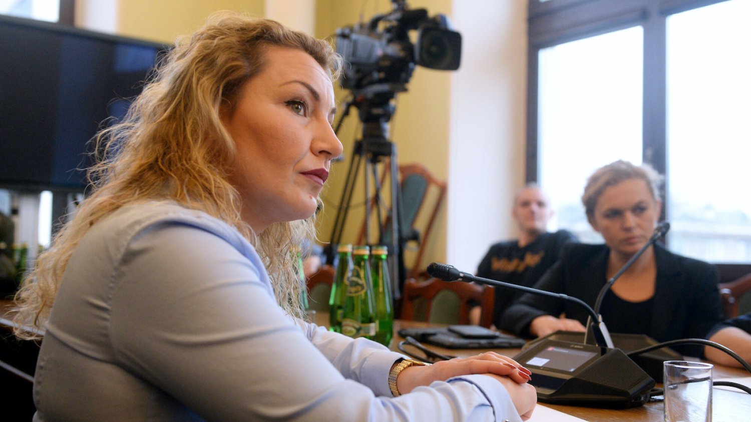 Monika Pawłowska podczas posiedzenia zespołu parlamentarnego ds. równouprawnienia osób LGBT. Wówczas jeszcze posłanka Lewicy (21.11.2019). Niespełna dwa lata później będzie już klaskać na stojąco premierowi rządu PiS. Monika Pawłowska podczas posiedzenia zespołu parlamentarnego ds. równouprawnienia osób LGBT. Wówczas jeszcze posłanka Lewicy (21.11.2019). Niespełna dwa lata później będzie już klaskać na stojąco premierowi rządu PiS.