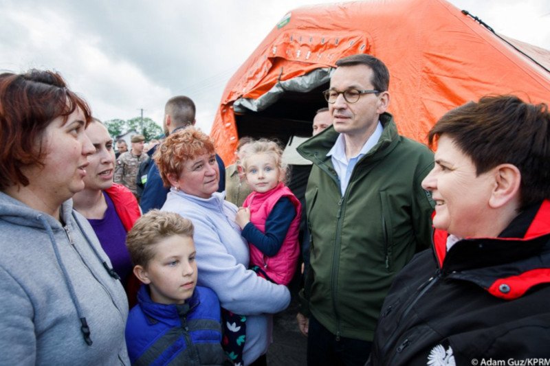 Premier Mateusz Morawiecki i wicepremier Beata Szydło na zalanych terenach w Małopolsce.