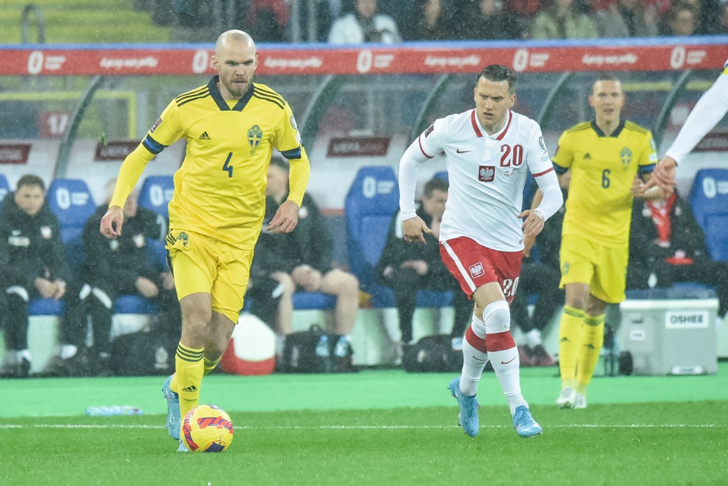 Piotr Zieliński za chwilę pogna na bramkę Szwedów i podwyższy nasze prowadzenie na 2:0