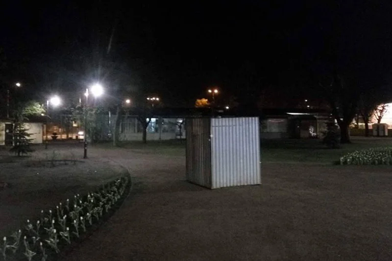 W nocy na skwerze pojawia się dziwna konstrukcja.