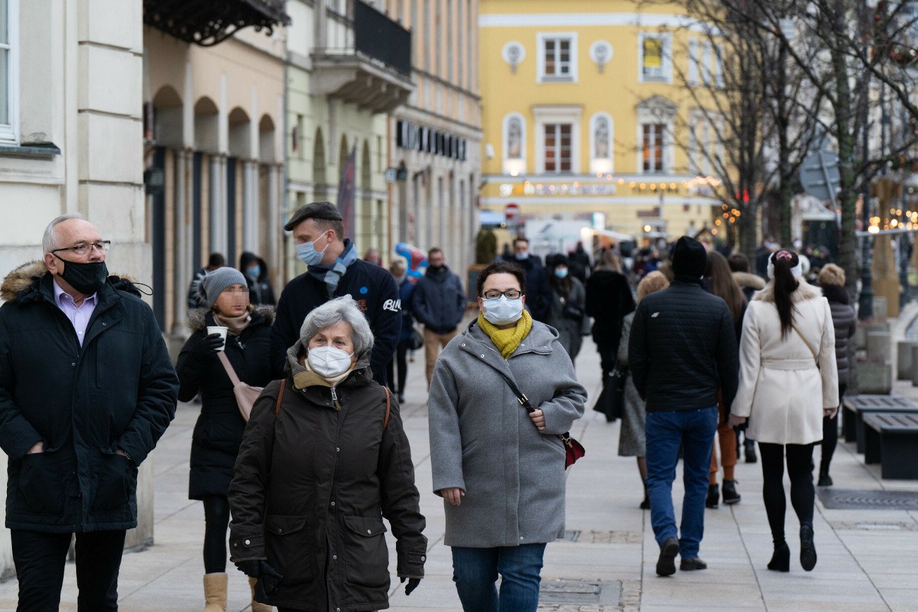Sondaż Ariadna. Polacy negatywnie ocenili sytuację w Polsce w 2021 roku.