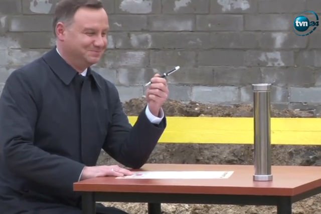 Prezydent duda miał problem z podpisaniem akty erekcyjnego. Kolejne długopisy odmawiały współpracy.