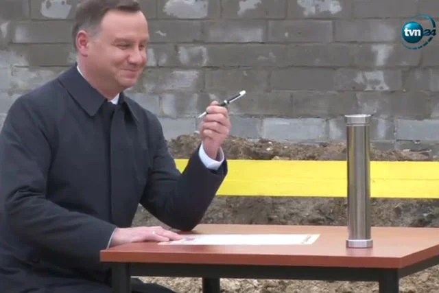 Prezydent duda miał problem z podpisaniem akty erekcyjnego. Kolejne długopisy odmawiały współpracy.