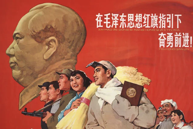 Chiński plakat propagandowy z 1966 roku. Robotnicy, rolnicy i żołnierze pod profilem Mao Zedonga