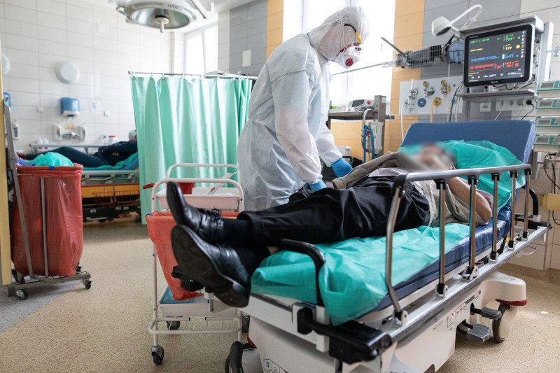 Efekt mlecznej szyby w płucach obserwowany jest u osób z covid-19.