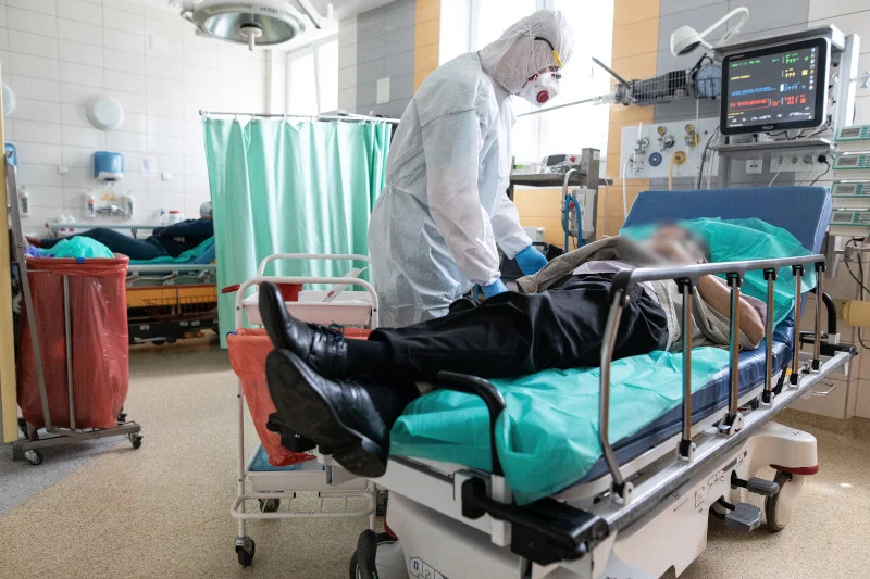 Efekt mlecznej szyby w płucach obserwowany jest u osób z covid-19.