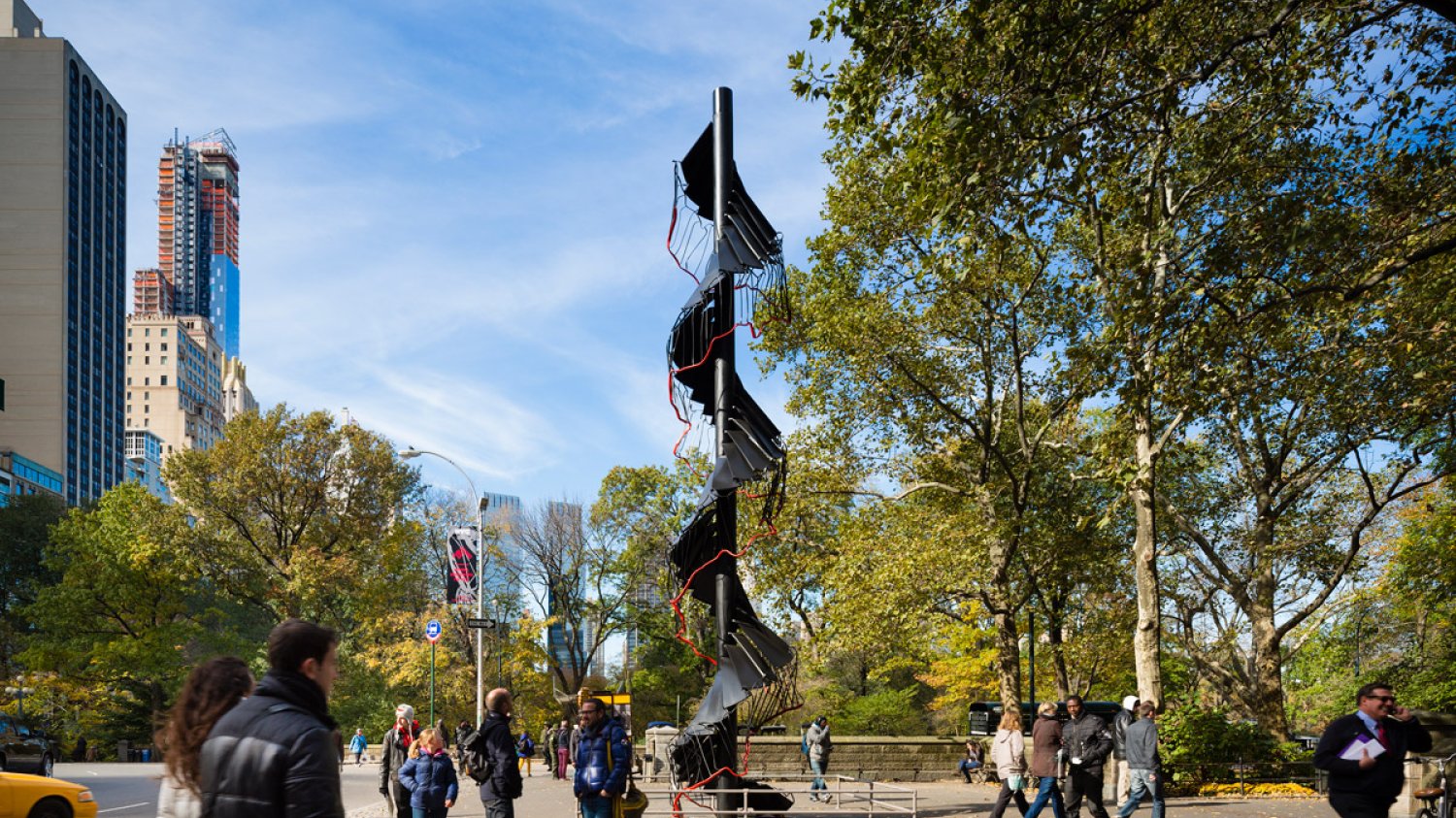 Rzeźba Moniki Sosnowskiej. Zdjęcie James Ewing, Public Art Fund (publicartfund.org)