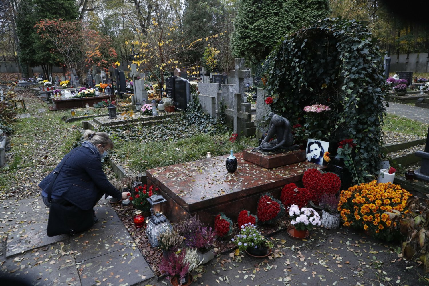 Decyzje ws. ewentualnego zamykania cmentarzy na Wszystkich Świętych będą podejmowane punktowo.