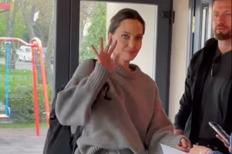 Angelina Jolie nie została w Polsce. Aktorka była widziana w kawiarni we Lwowie
