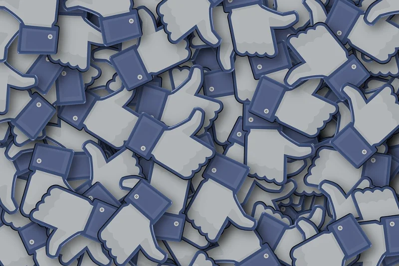 Większa liczba znajomych na Facebooku nie przekłada się na bogatsze życie towarzyskie - wynika z badania na Uniwersytecie w Oksfordzie