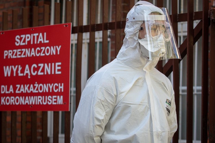 Wśród osób, które były na weselu w Ostaszowie wykryto już 21 przypadków koronawirusa.