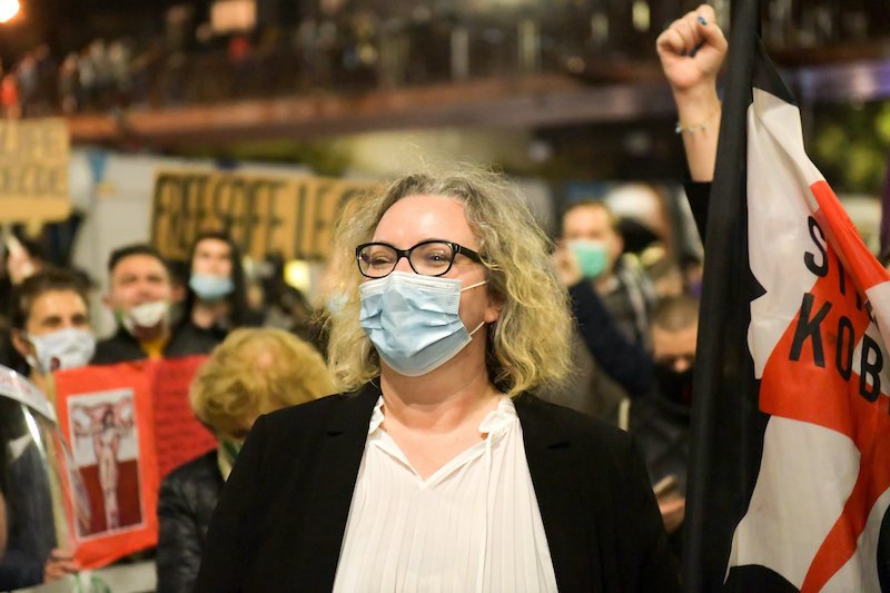 Marta Lempart, inicjatorka Strajku Kobiet i jedna z jego liderek. Strajk Kobiet wezwał do solidarności ze sprzedawcami kwiatów i zniczy, których rząd PiS z dnia na dzień zaskoczył zamknięciem cmentarzy.