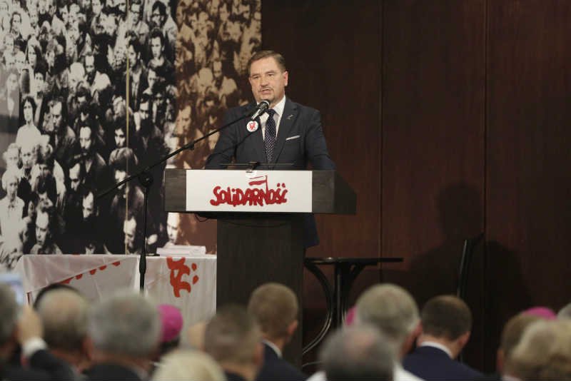 Konkurenci atakują Piotra Dudę, wypominając mu służbę w wojsku podczas stanu wojennego.