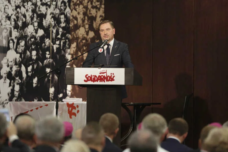 Konkurenci atakują Piotra Dudę, wypominając mu służbę w wojsku podczas stanu wojennego.