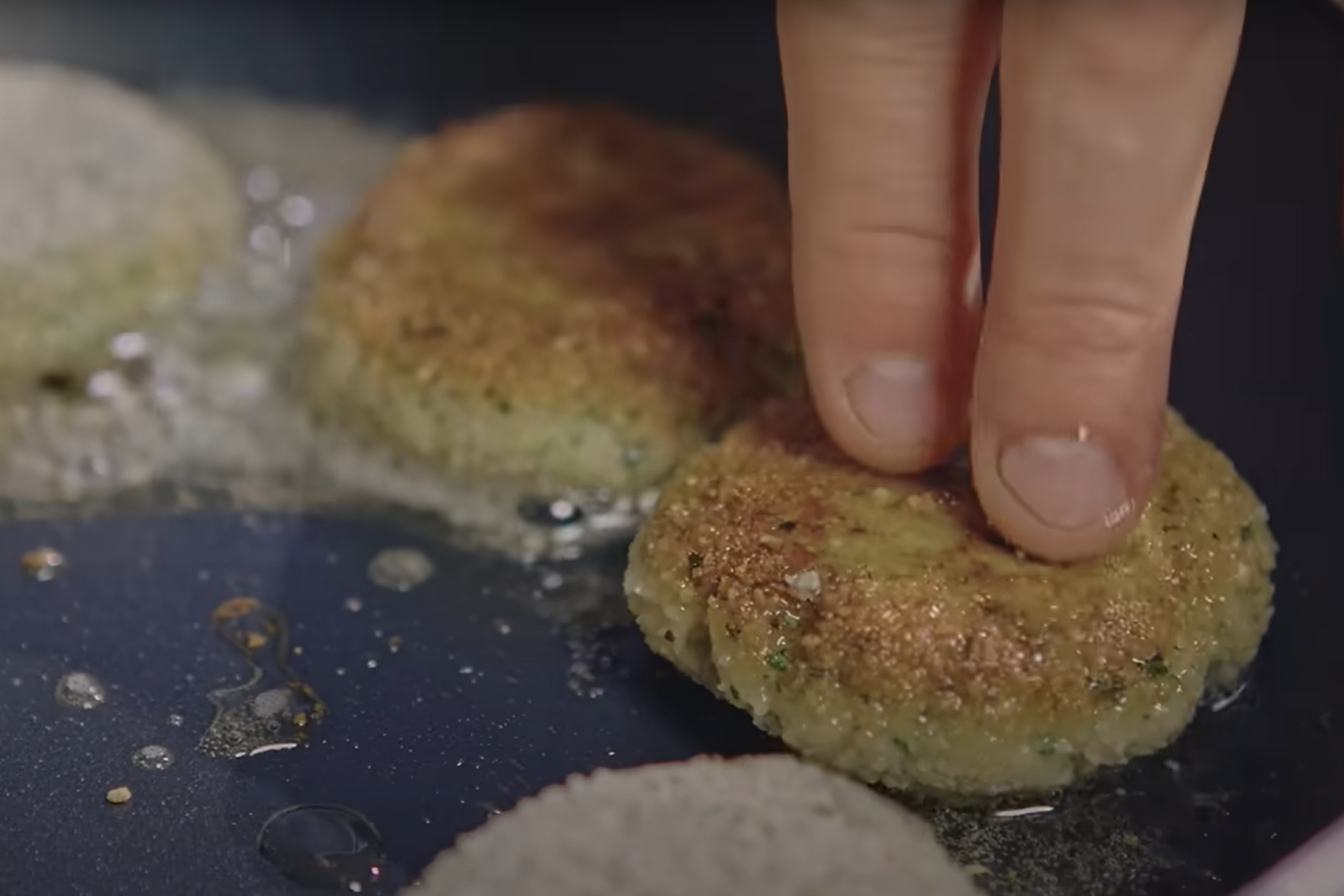 Kotlety śledziowe z patelni. Idealny przepis na postny dzień.