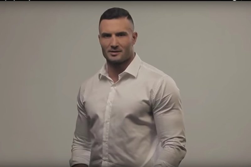 Kobiety idźcie badać piersi, bo są krągłe a bohater spotu lubi patrzeć jak podskakują.