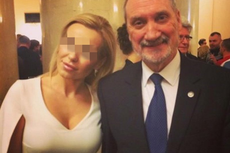 Okazuje się, że podczas zatrzymania Dorota "Doda" R. mogła liczyć na specjalne traktowanie przez policję. Czy to dzięki temu, iż ostatnio okazywała sporo sympatii rządzącym?