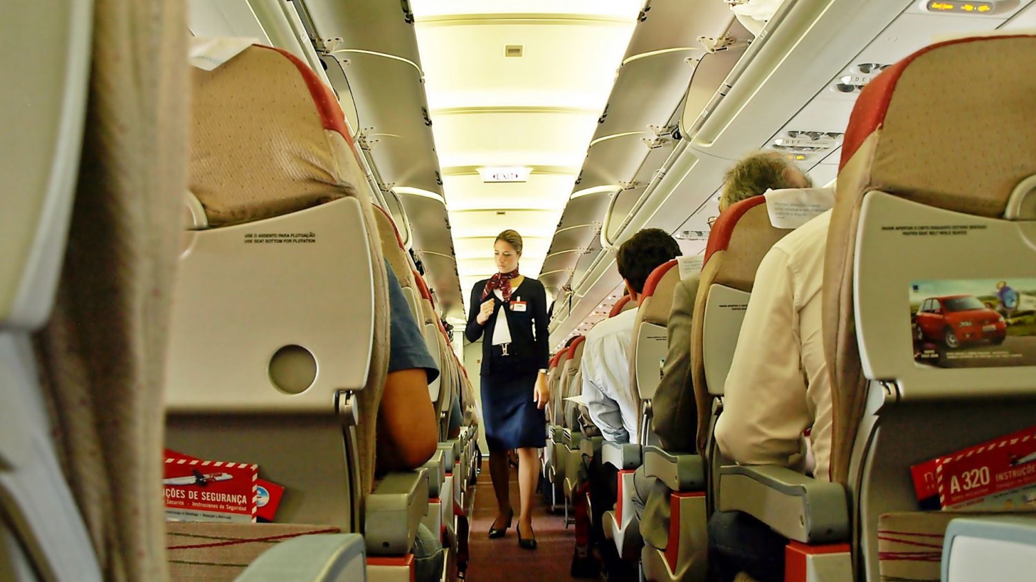 Dlaczego stewardesy kładą dłonie pod uda, gdy siadają? samolot, stewardesa