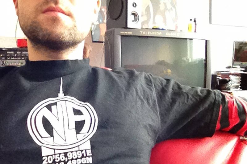 Piotrek nie chce pokazywać twarzy, aby uniknąć problemów w pracy. Należy do Anonimowych Narkomanów (NA, Narcotics Anonymous)